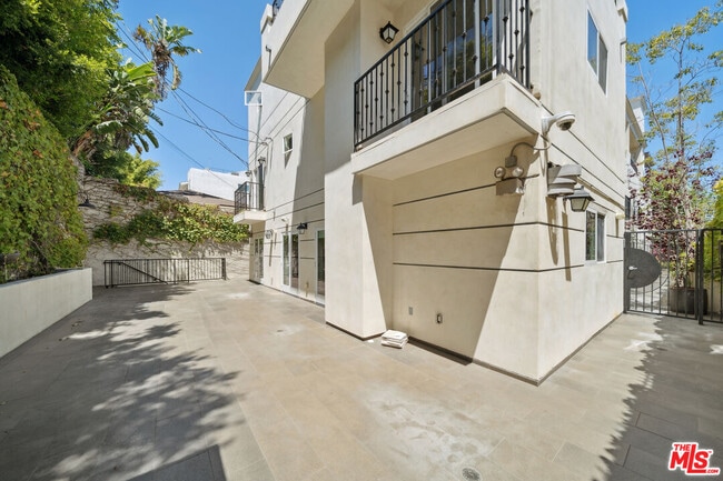 Building Photo - 1529 S Beverly Dr