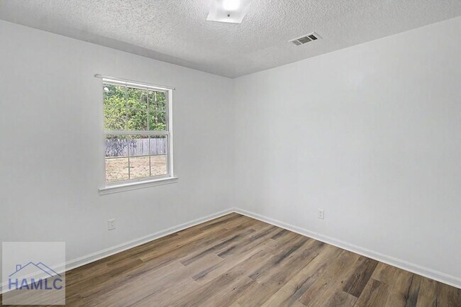 Building Photo - 342 Sheila Dr