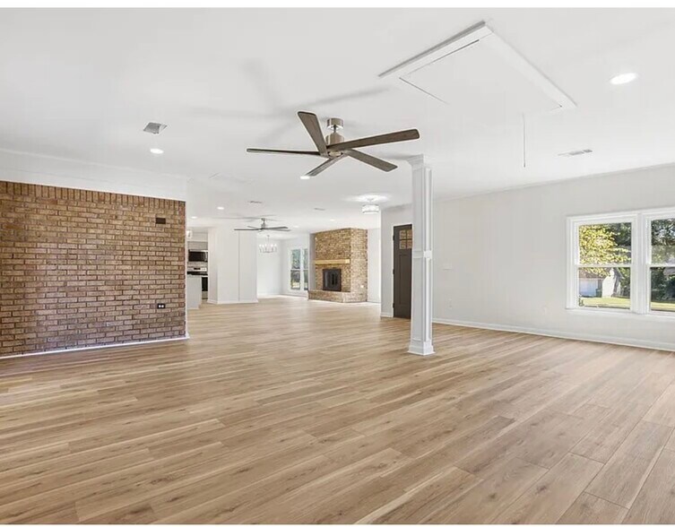 Building Photo - 6215 Parker Dr