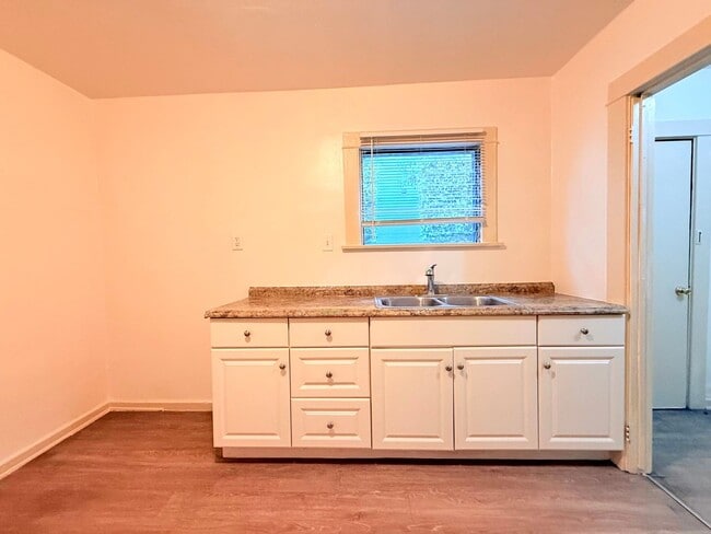 Building Photo - 614-614 N Poinsettia Pl