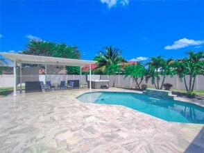 Building Photo - 5780 Sun Pointe Cir