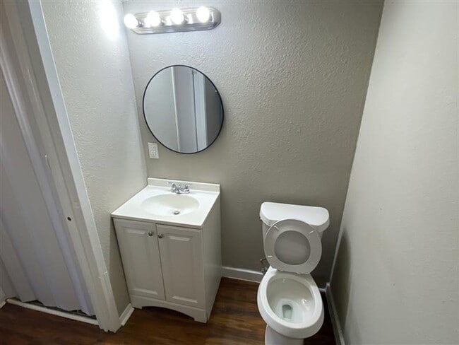 Building Photo - Very Large 2/2.5 Townhome with covered par...