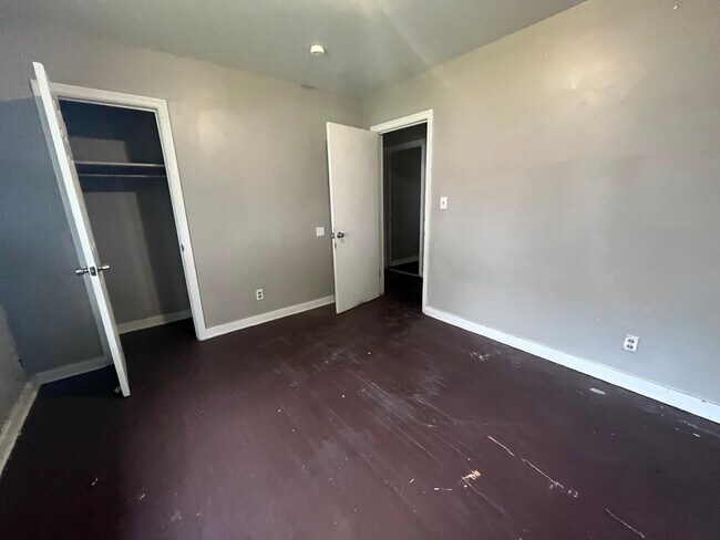 Building Photo - 217 17th St N