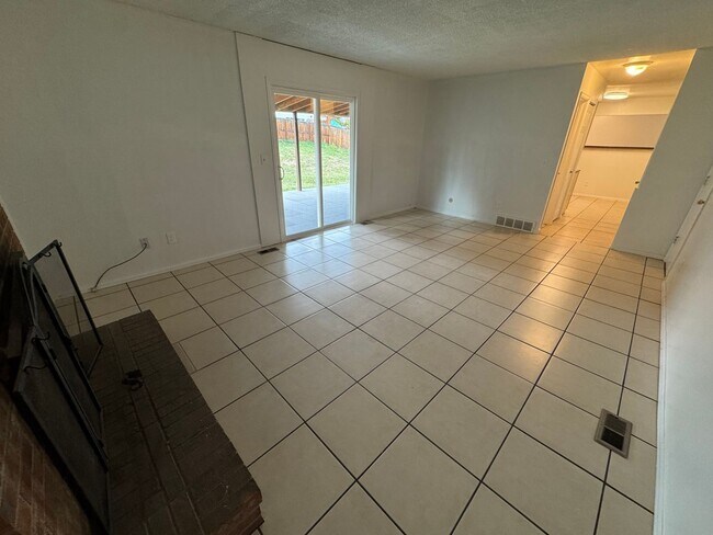Building Photo - Spacious Morrison Home