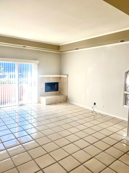 Building Photo - 7629 Draper Ave