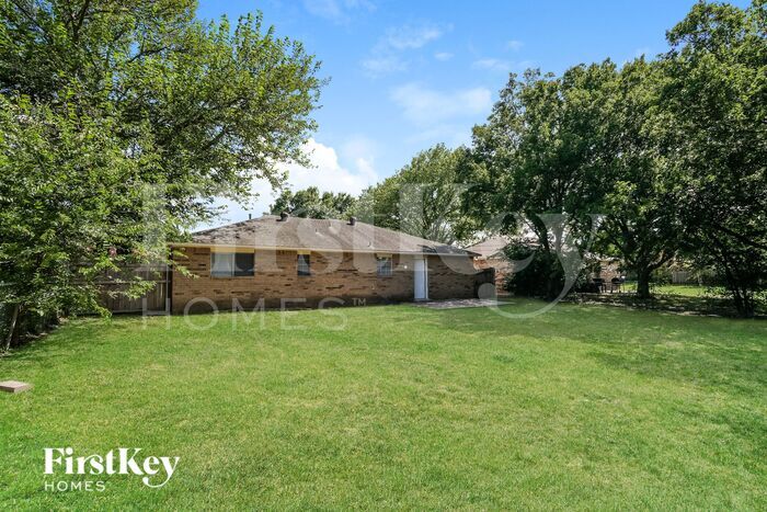 Building Photo - 303 West Ct