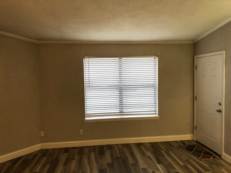 Building Photo - 828 Hardy Springs Cir