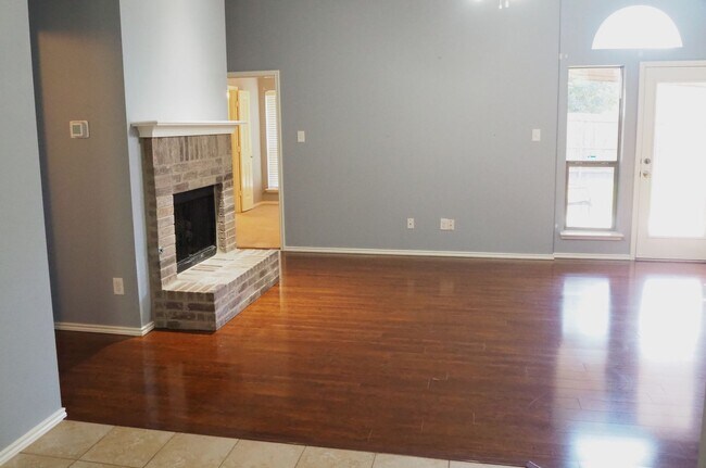 Building Photo - 3 Bed 2 Bath in Denton