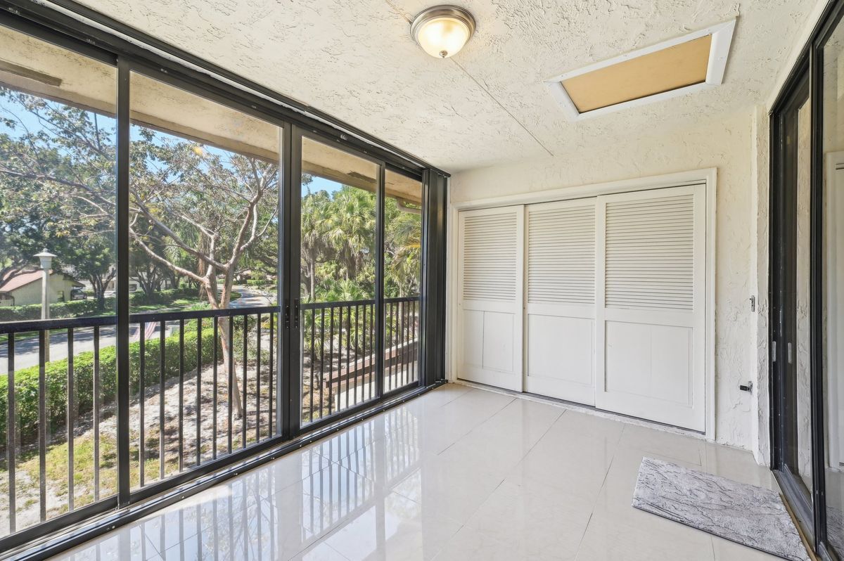 Building Photo - 2613 Carambola Cir N