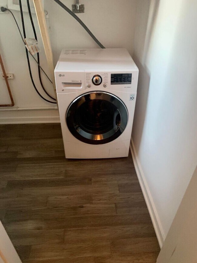 Building Photo - Brand new Luxury studio 2 blocks to the lake