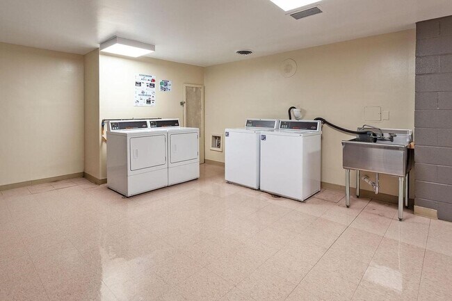Building Photo - 1 Bedroom Condo With Den