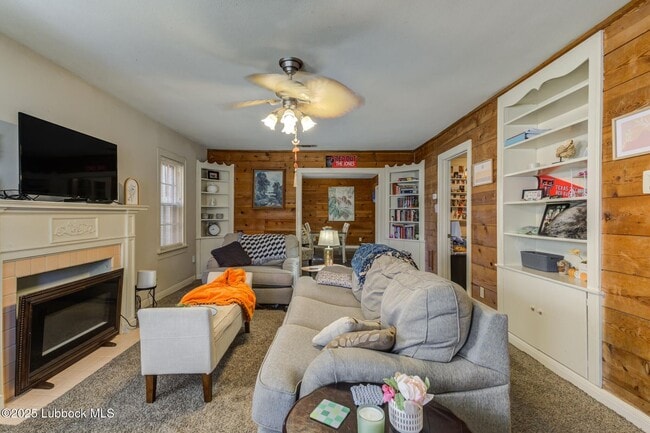 Building Photo - Charming & Unique 4 Bedroom