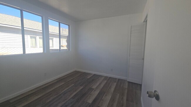 Building Photo - updatd 2 BR apartment home.