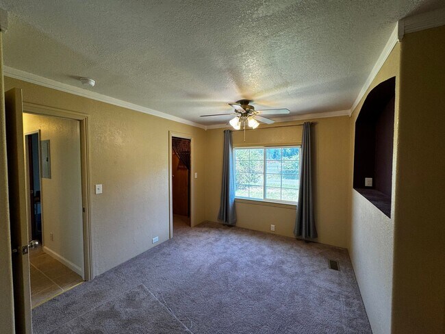 Building Photo - Pet-friendly Home located in sunny Ridgewood
