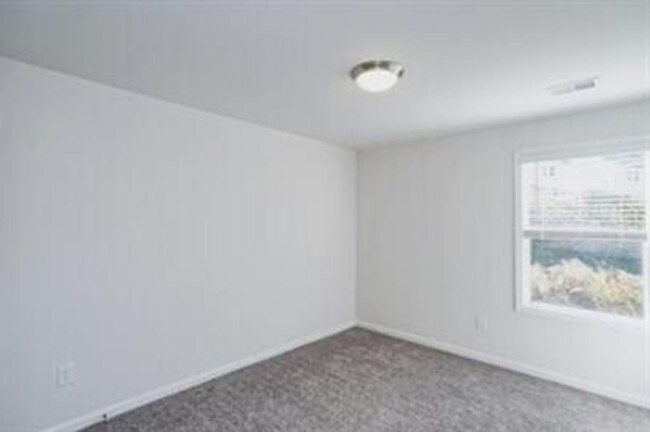 Building Photo - Spacious 3/2.5 Townhome Available February...