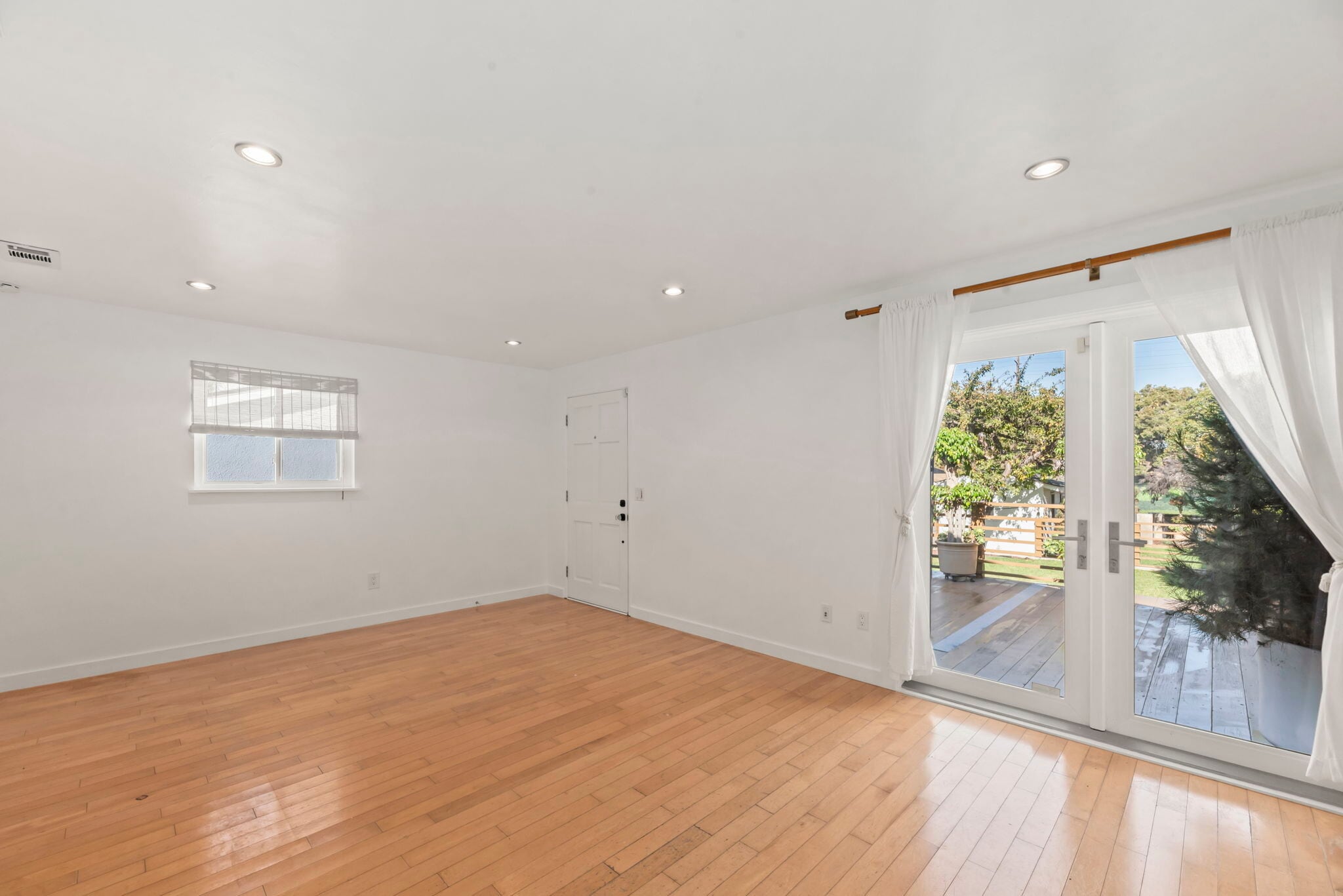 Building Photo - 662 Rosecrans Ave