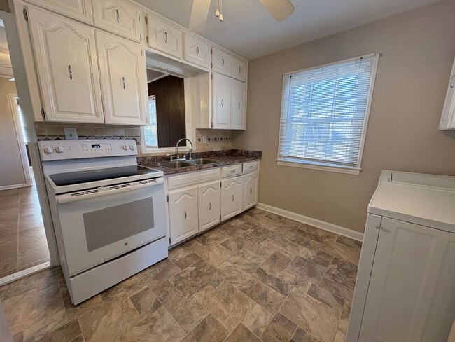 Building Photo - MOVE IN SPECIAL: 2 Bedroom, 1 Bathroom in Greensboro!