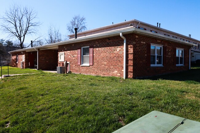 Building Photo - 9240 Bridle Path Ln