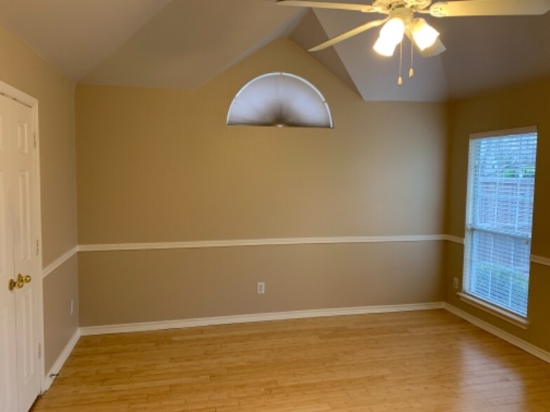 Building Photo - 903 Redbud Dr