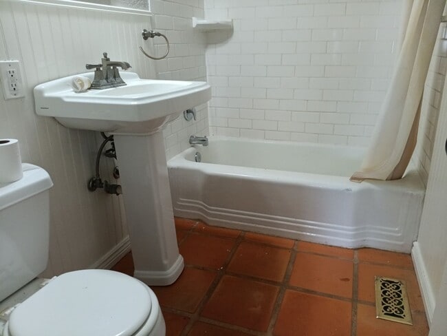 Building Photo - Charming 3-bedroom, 1-bathroom home! Showi...