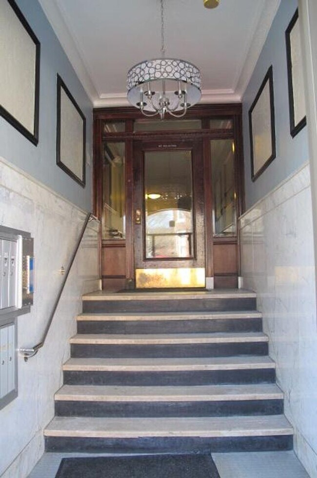 Building Photo - Beautiful spacious penthouse unit with great location in Allston available NOW!!