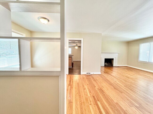 Building Photo - 3808 Parkwood Dr