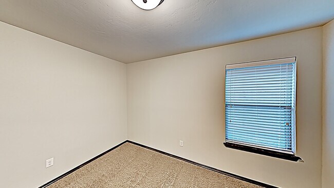 Building Photo - Beautiful 4 Bedroom Home in Mustang Schools!