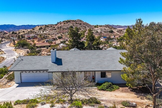 Building Photo - Western Hills Estate home/ 3 bedroom/ 2 ba...