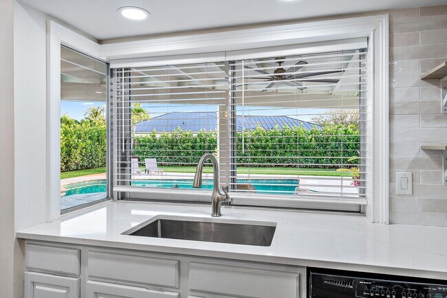 Building Photo - 305 Country Club Dr