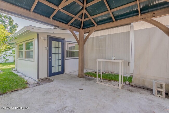 Building Photo - 8985 Redtail Dr