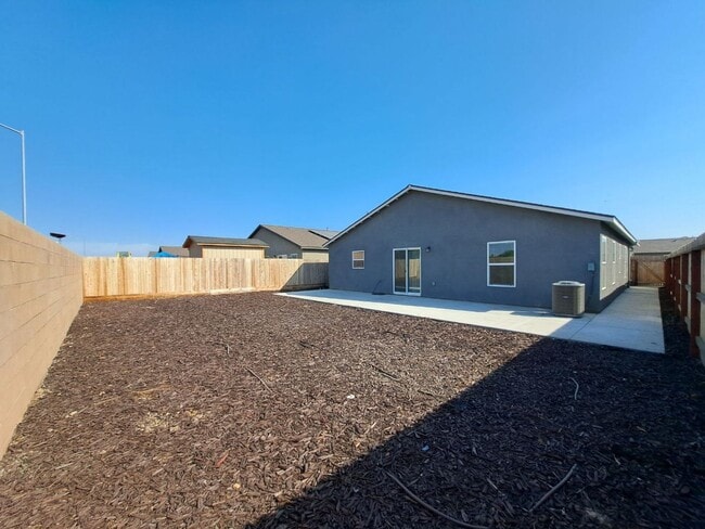 Building Photo - Beautiful 4 Bedroom Home in Madera, Ca!