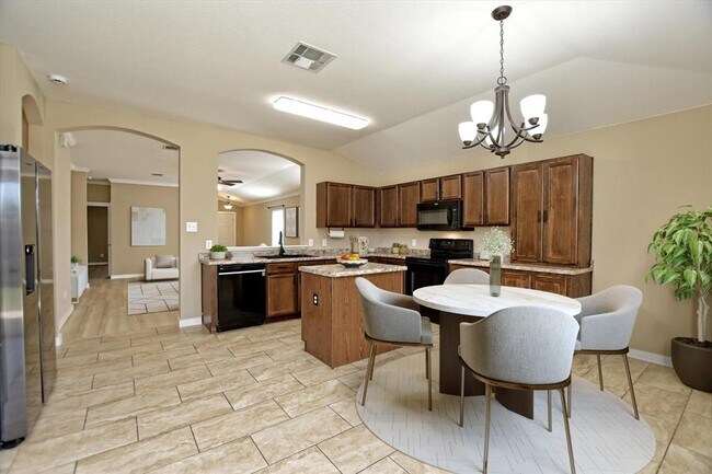 Building Photo - 537 MacKenzie Way