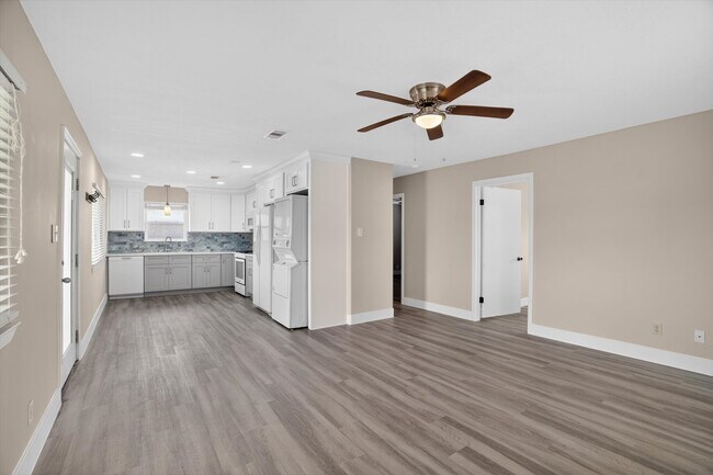 Building Photo - 505 Pompano St