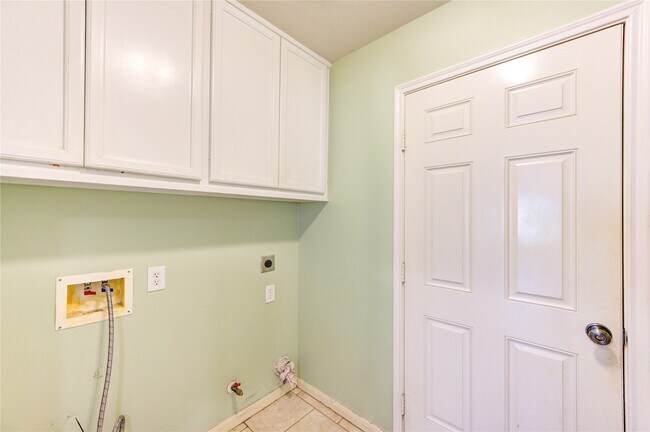 Building Photo - 9822 Memorial Crossing Dr