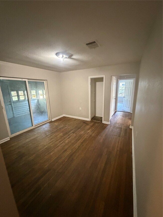 Building Photo - 703 Lilac