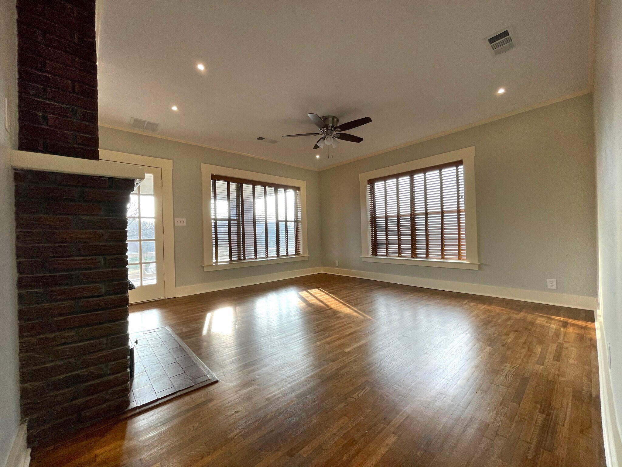 Building Photo - 2556 S University Dr