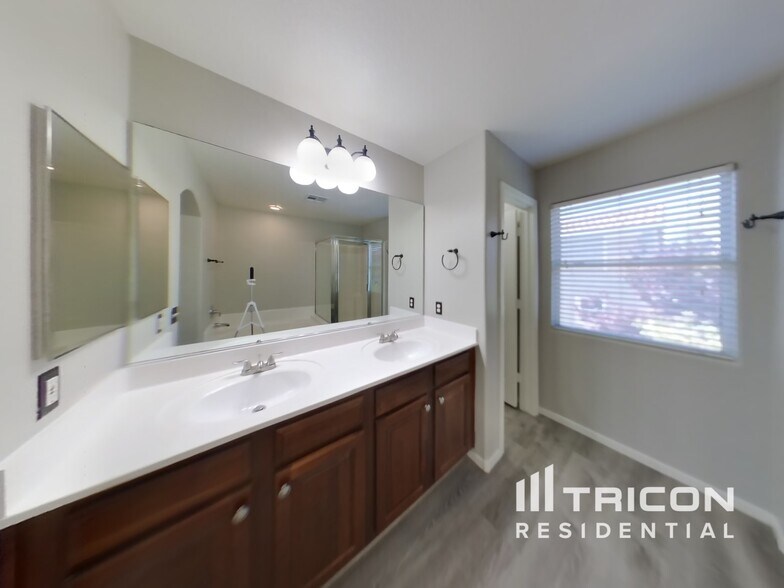 Building Photo - 5947 Varese Dr