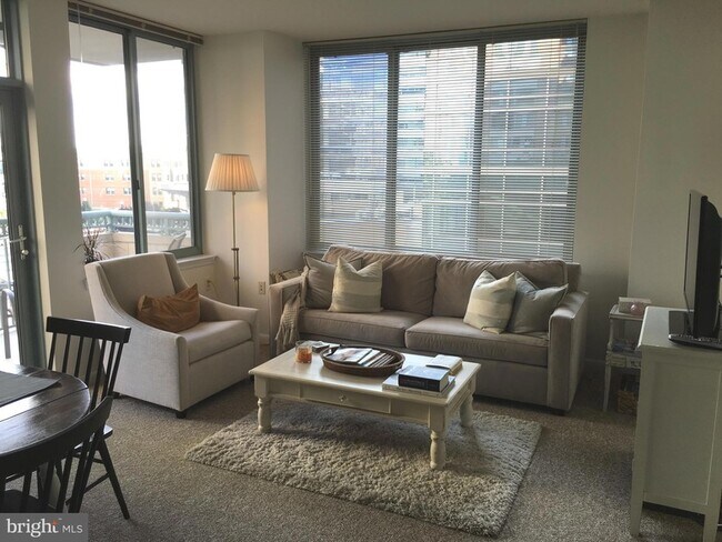 Building Photo - 851 N Glebe Rd