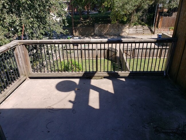 Building Photo - Spacious 2-level apartment with 1 bedroom and 2 full baths located in Kansas City, MO.