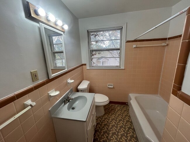 Building Photo - 4534 Oakwood Dr