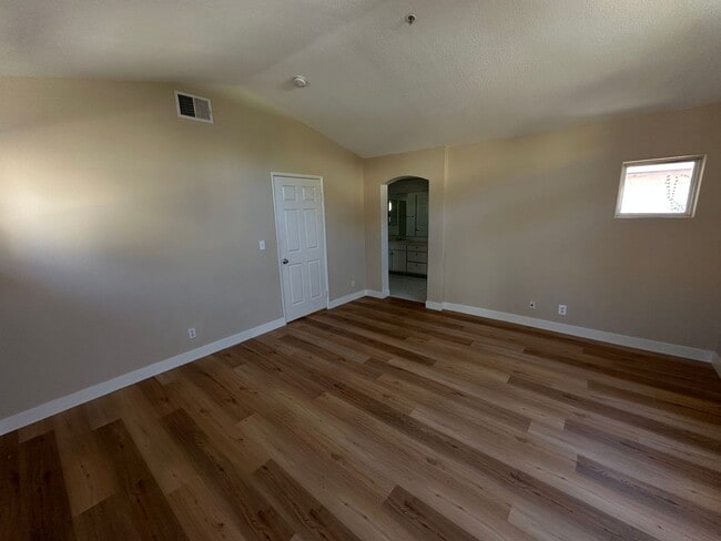 Building Photo - Spacious 4 Bed, 3 Bath Townhome in Gated W...