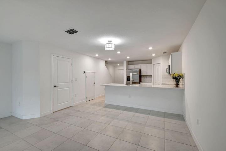 Building Photo - 6851 Broadwater Ln