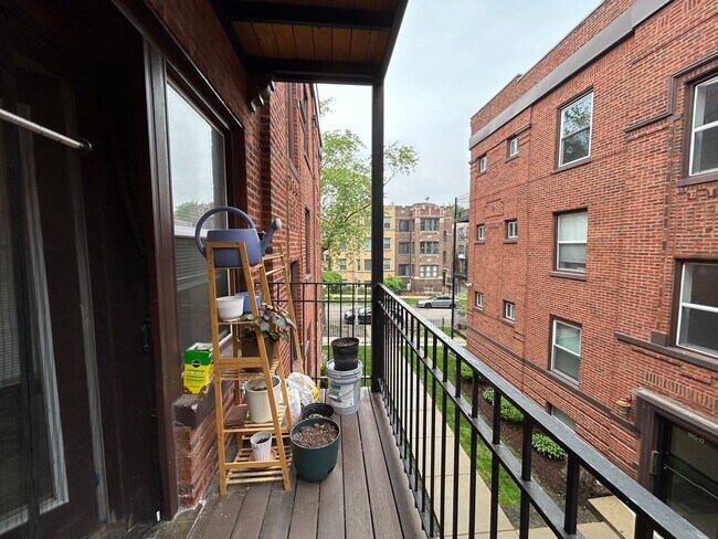 Building Photo - Beautiful 1 Bed / 1 Bath Apartment Available July 1st in Rogers Park!