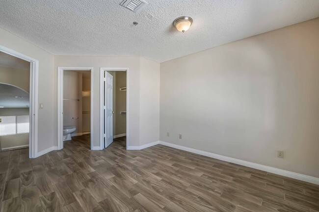 Building Photo - Stylish Townhome in Gated Community!