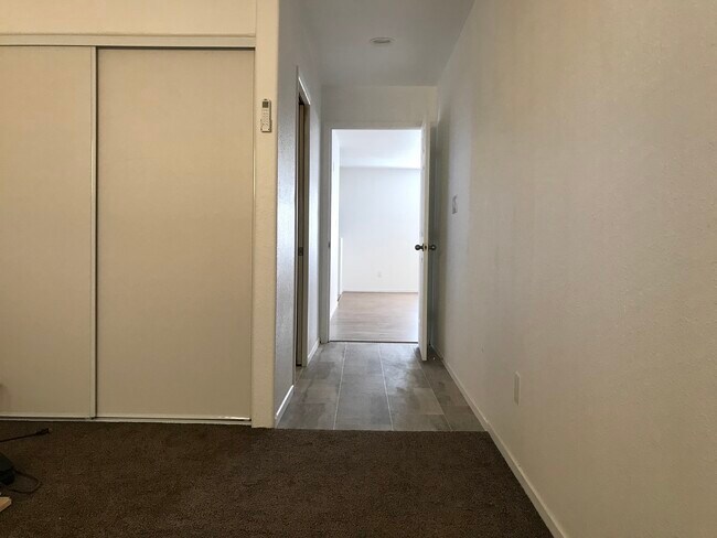 Room Mini Hallway - 2709 Cardinal Ave