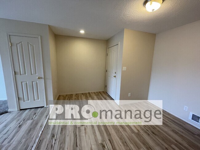 Building Photo - 2592 Prospect Dr