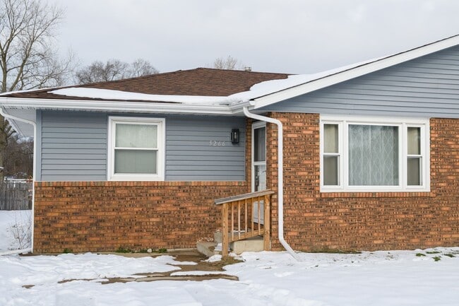 Building Photo - 2 bed 1 bath Duplex in Portage