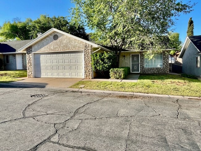 Building Photo - Adorable 3-BR Home with Garage and Amenities