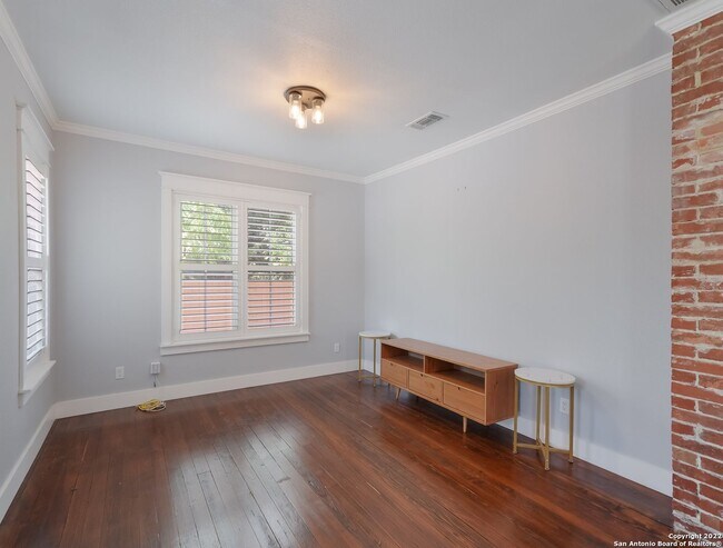 Building Photo - Adorable home 2/2 In Mancke Park