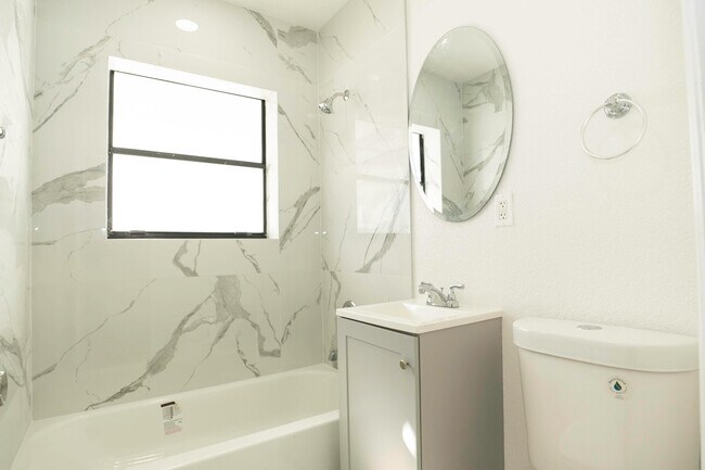 Building Photo - 924 NW 11th Ct